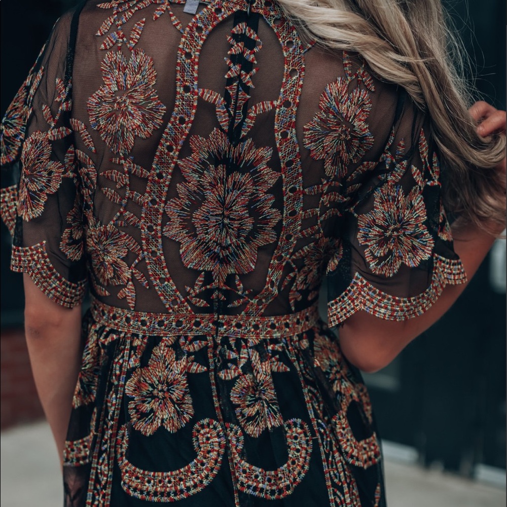 🚨24 HOUR SALE🚨The Golden Hour Lace Maxi Dress - Picture 4 of 11
